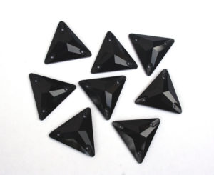 Jet Black színű háromszög alakú kristály