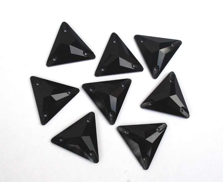 Jet Black színű háromszög alakú kristály