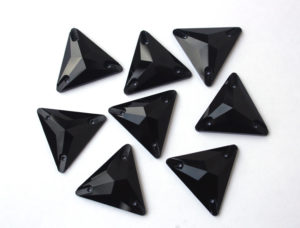 Jet Black színű háromszög alakú kristály
