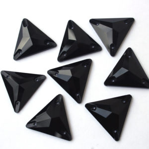 Jet Black színű háromszög alakú kristály