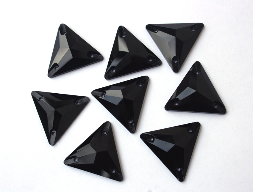 Jet Black színű háromszög alakú kristály