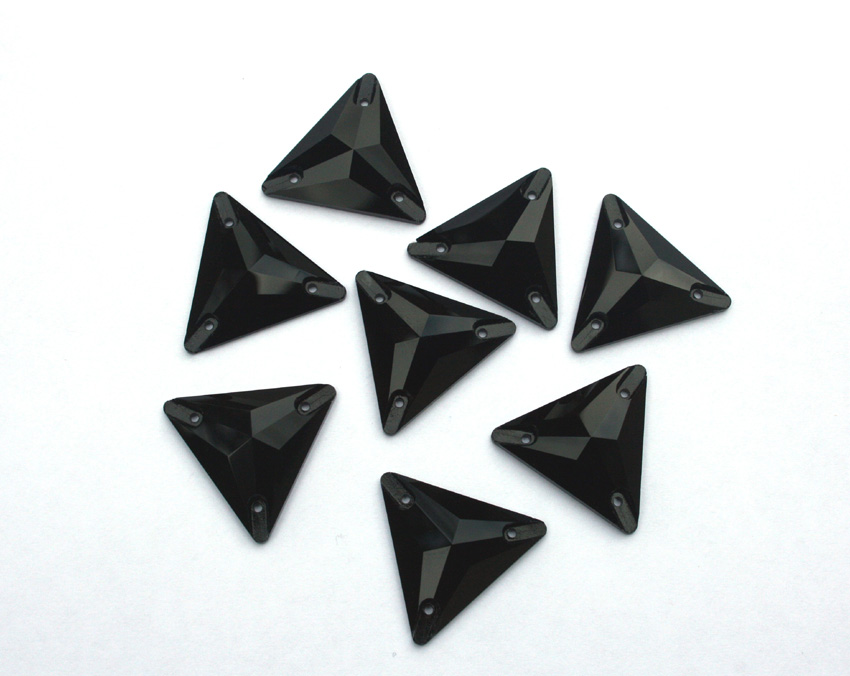 Jet Black színű háromszög alakú kristály