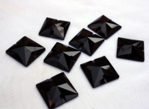 Jet Black színű négyzet alakú kristály
