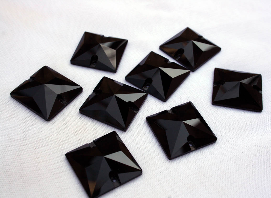 Jet Black színű négyzet alakú kristály