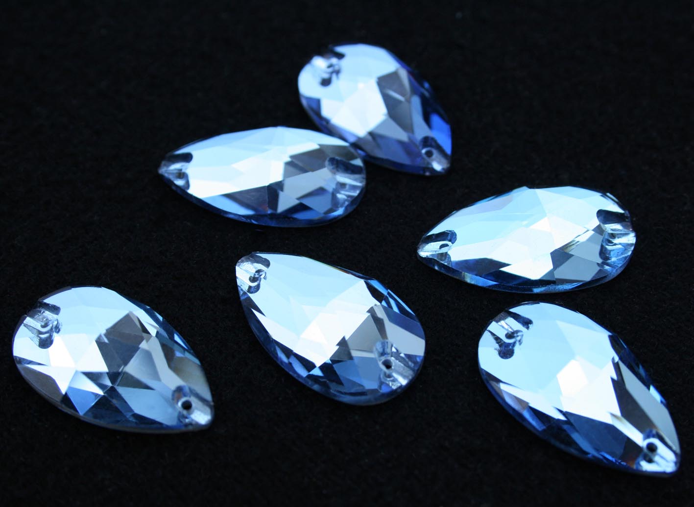 Light Azore színű csepp alakú kristály