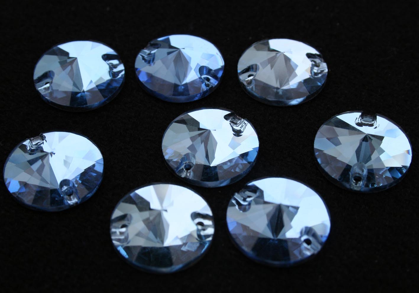 Light Azore színű kör alakú kristály