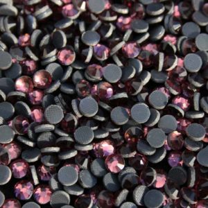 Light burgundy színű vasalható kristálykő