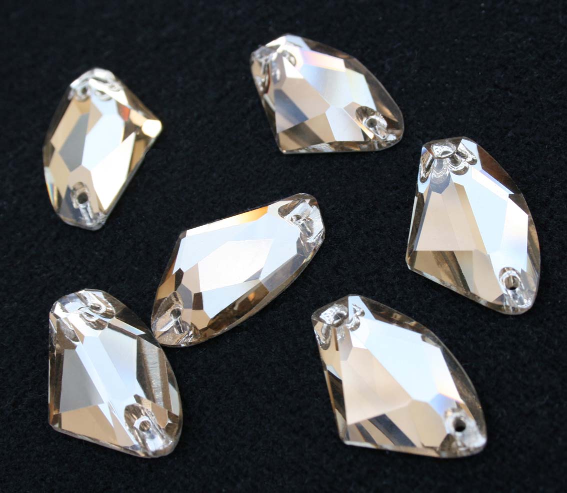 Light Coffee színű ék alakú kristály