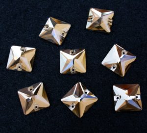 Light Colorado Topaz színű négyzet alakú kristály