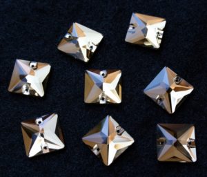 Light Colorado Topaz színű négyzet alakú kristály