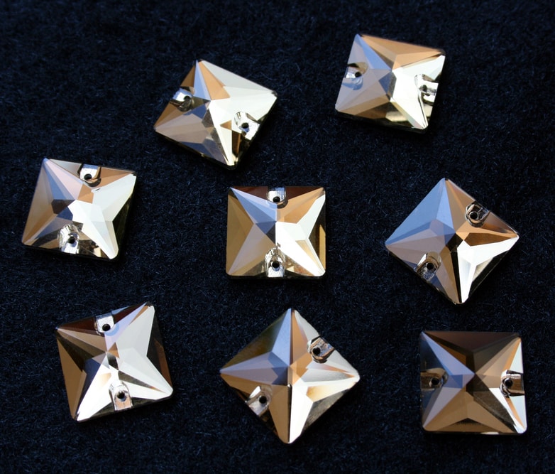 Light Colorado Topaz színű négyzet alakú kristály