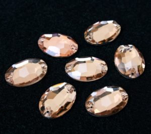 Light Peach színű ovális alakú kristály
