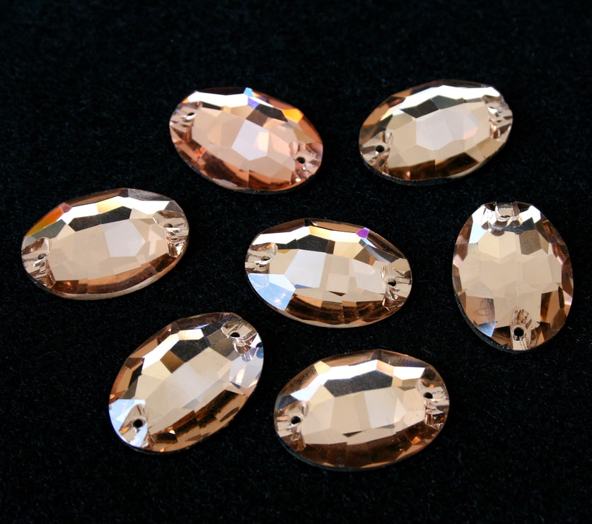 Light Peach színű ovális alakú kristály