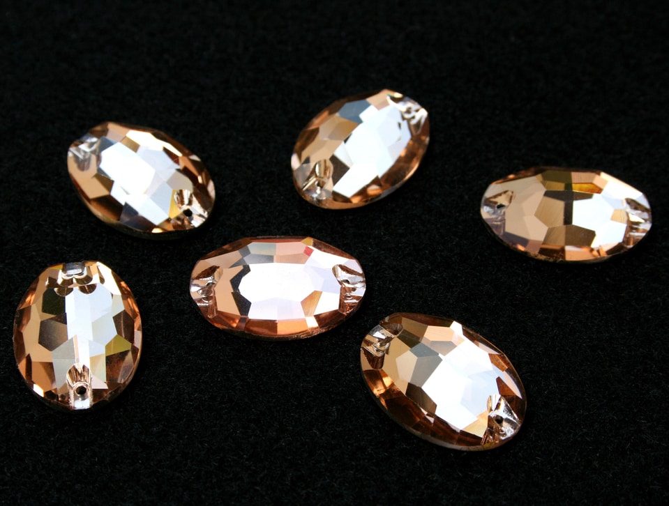 Light Peach színű ovális alakú kristály