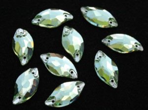 Light Peridot színű levél alakú kristály