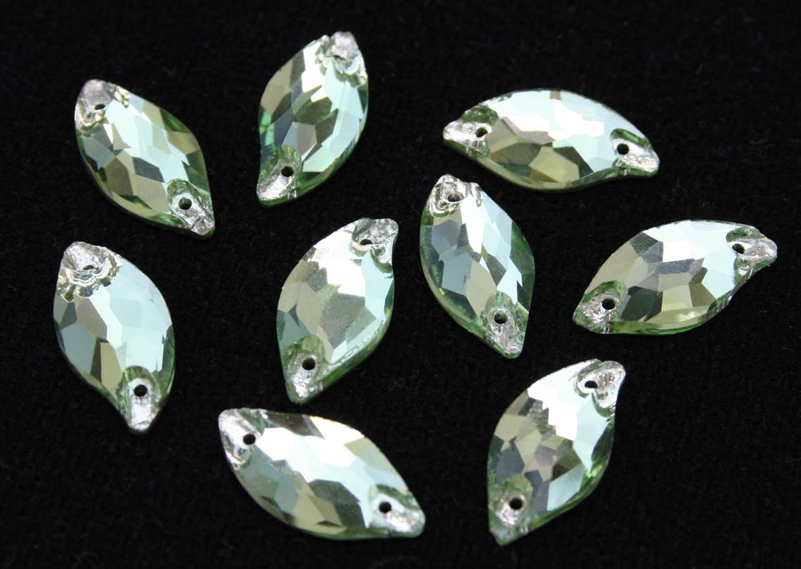 Light Peridot színű levél alakú kristály