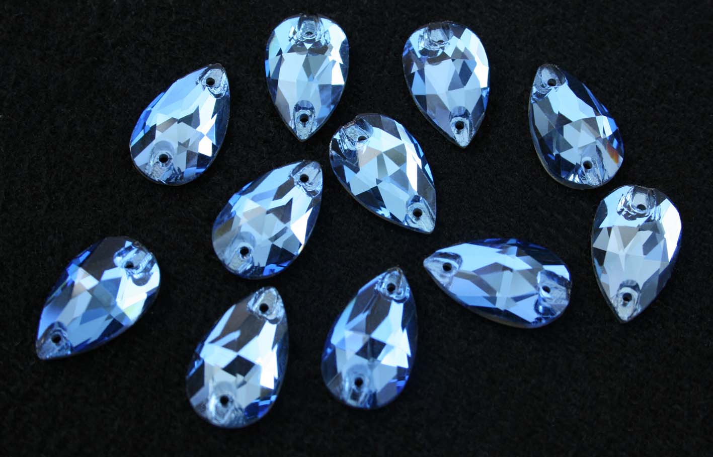 Light Sapphire színű csepp alakú kristály