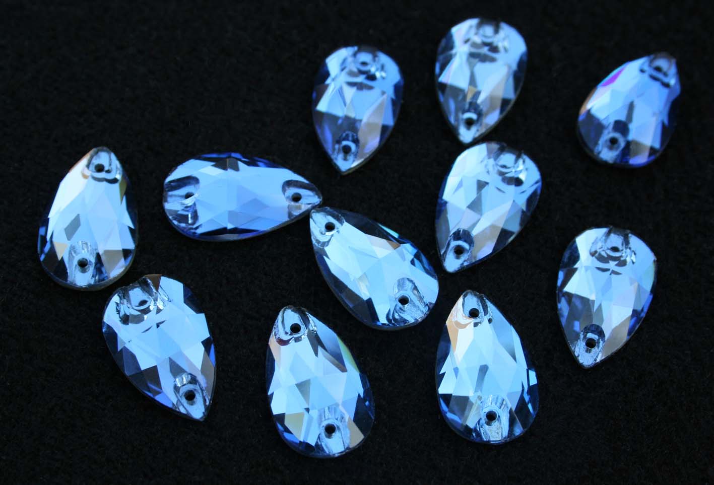 Light Sapphire színű csepp alakú kristály