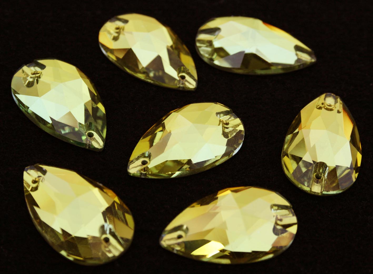 Light Topaz színű csepp alakú kristály