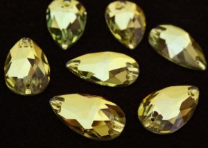 Light Topaz színű csepp alakú kristály