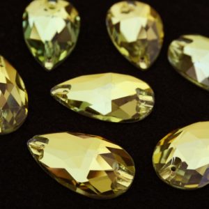 Light Topaz színű csepp alakú kristály