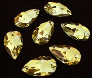 Light Topaz színű csepp alakú kristály