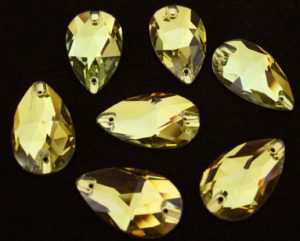 Light Topaz színű csepp alakú kristály