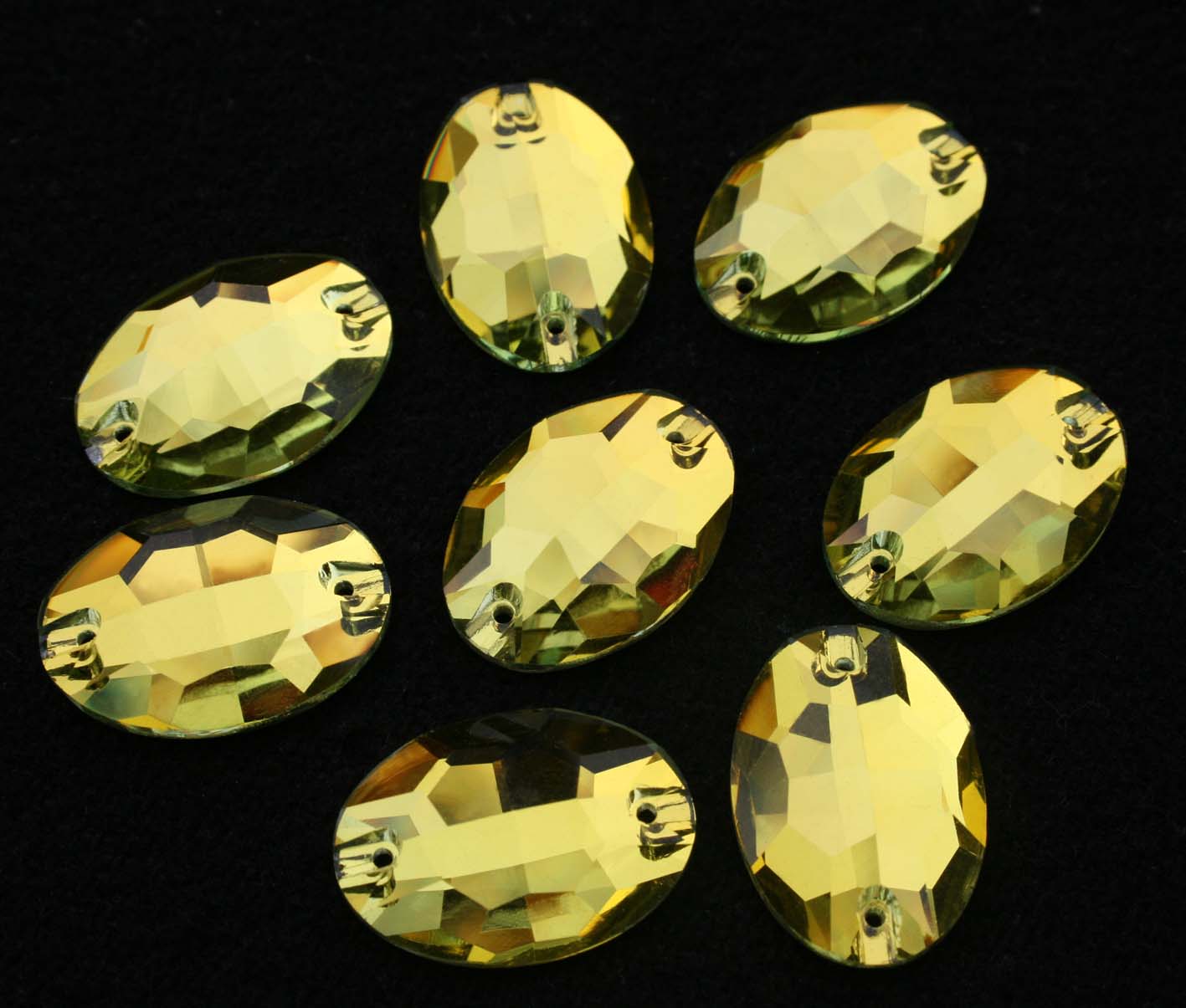 Light Topaz színű ovális alakú kristály