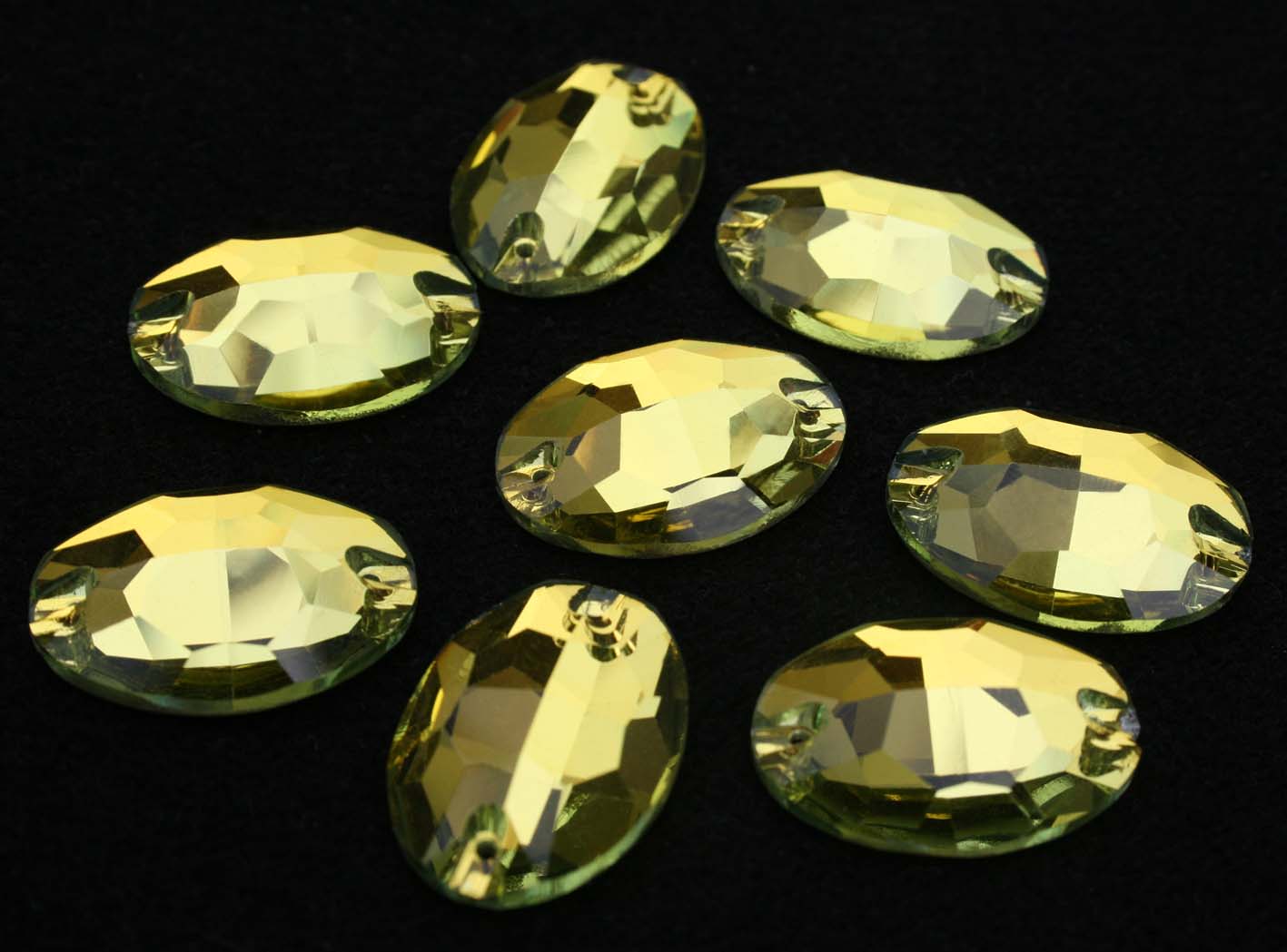 Light Topaz színű ovális alakú kristály