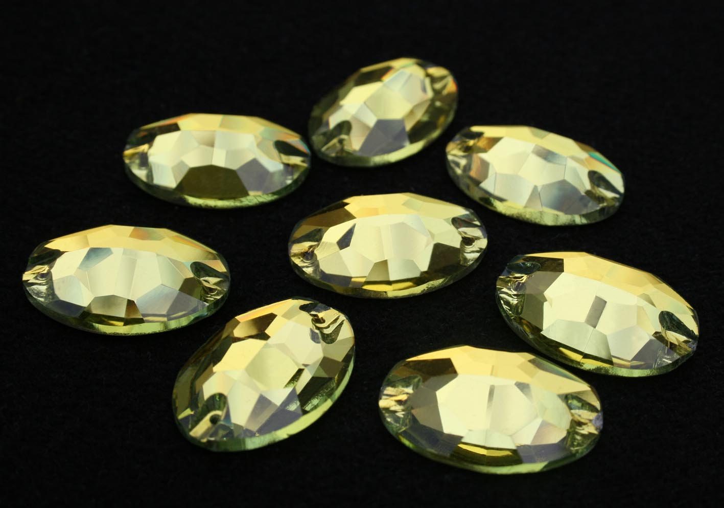 Light Topaz színű ovális alakú kristály