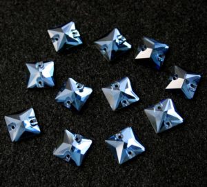 Montana színű négyzet alakú kristály