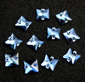 Montana színű négyzet alakú kristály