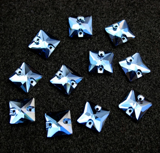 Montana színű négyzet alakú kristály