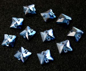 Montana színű négyzet alakú kristály