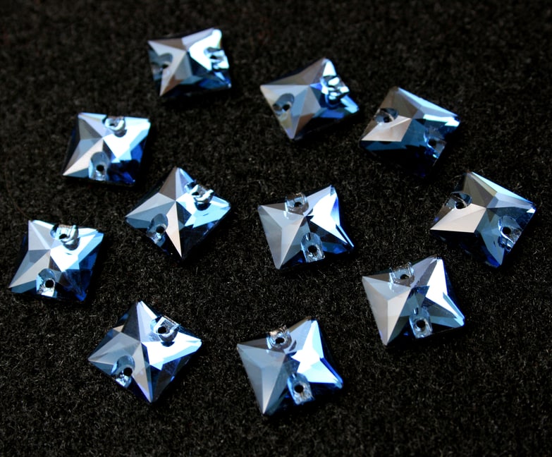 Montana színű négyzet alakú kristály