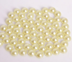 Ekrü műanyag félgyöngy