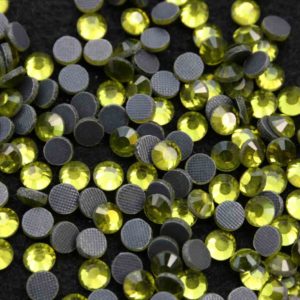 Olive színű vasalható kristálykő