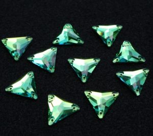 Peridot színű háromszög alakú kristály