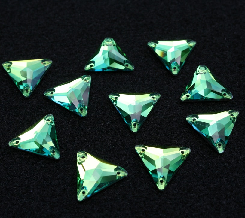 Peridot színű háromszög alakú kristály