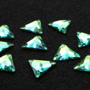 Peridot színű háromszög alakú kristály