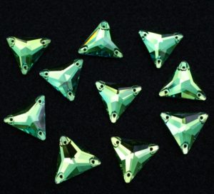 Peridot színű háromszög alakú kristály