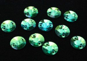 Peridot színű kör alakú kristály