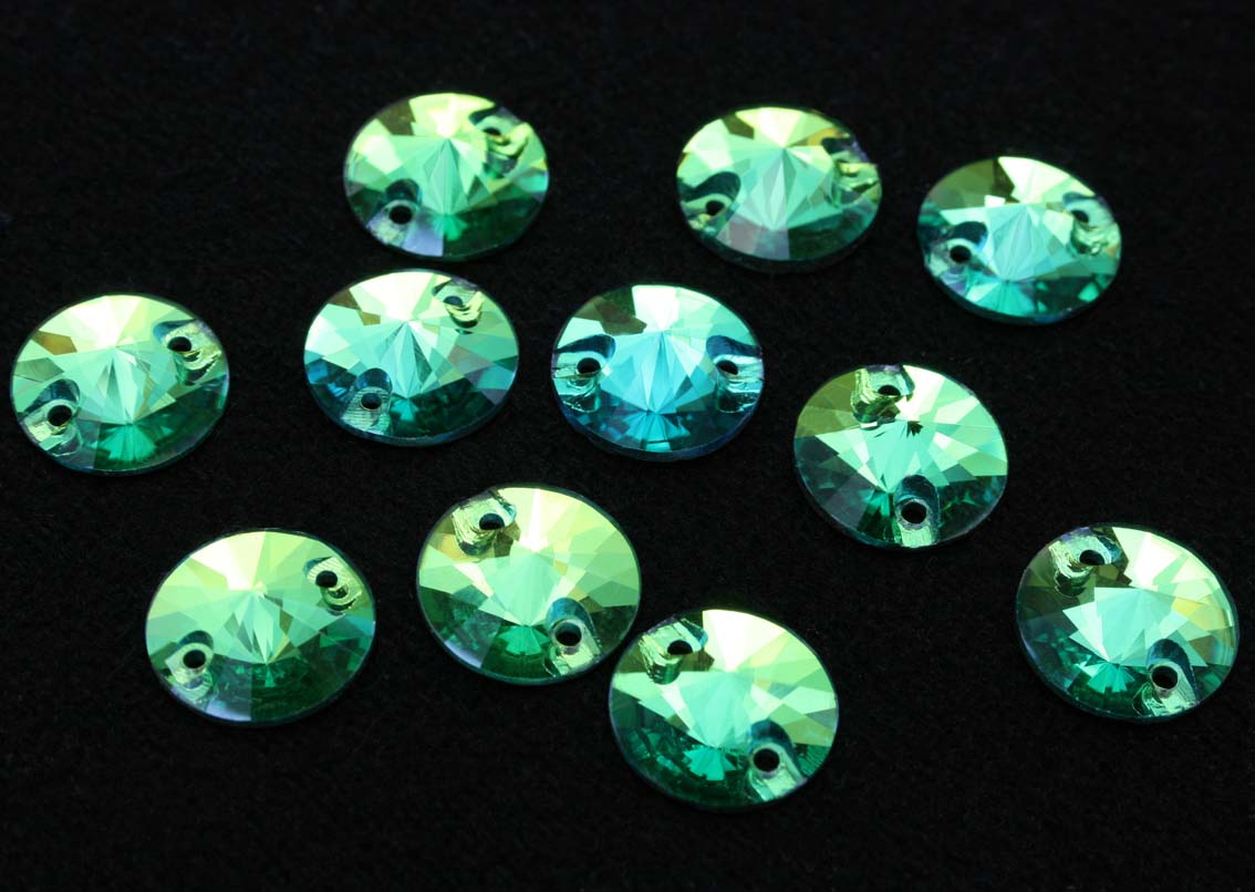 Peridot színű kör alakú kristály