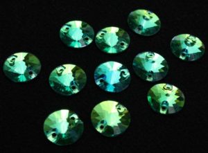 Peridot színű kör alakú kristály