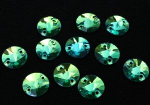 Peridot színű kör alakú kristály