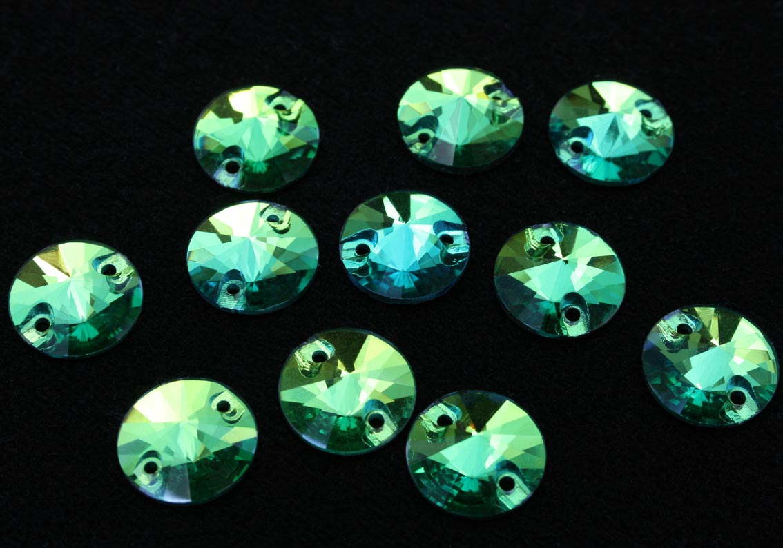 Peridot színű kör alakú kristály