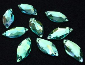 Peridot színű levél alakú kristály