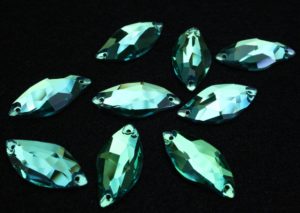 Peridot színű levél alakú kristály