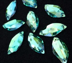 Peridot színű levél alakú kristály