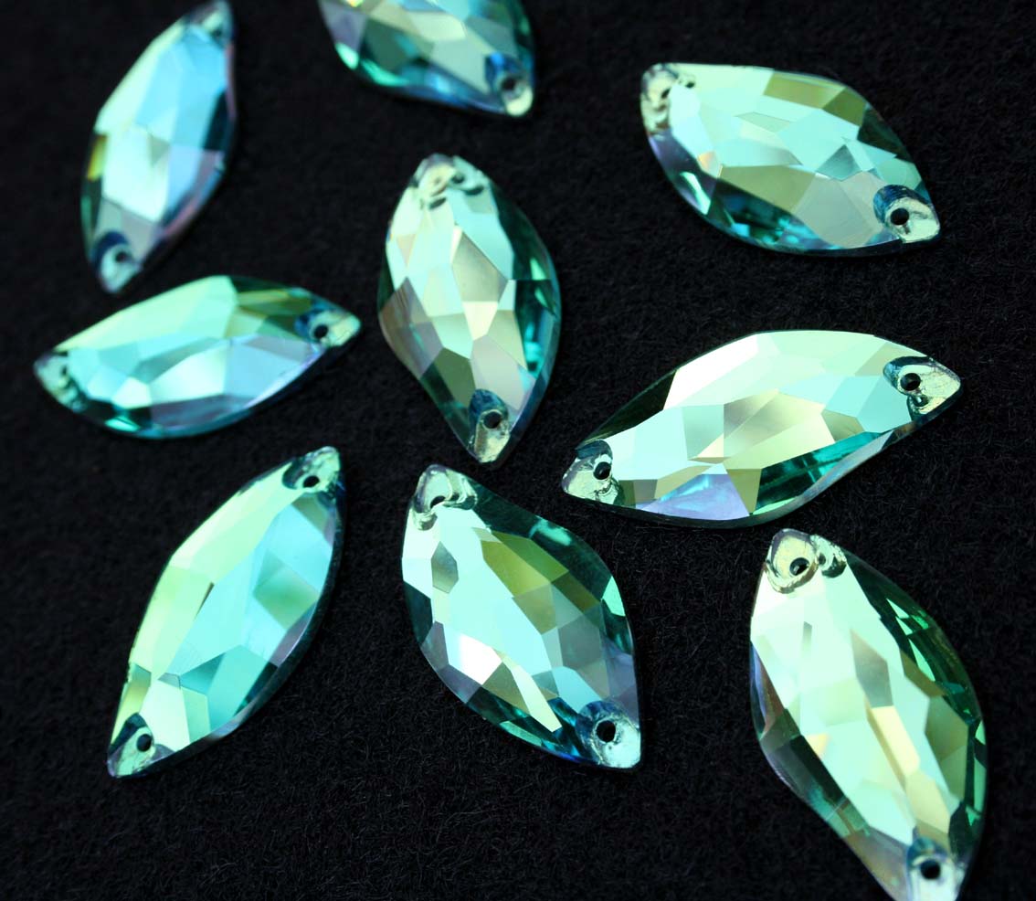 Peridot színű levél alakú kristály